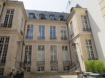 Façade sur cour rénovée.