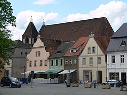 Luckau Am Markt Blick zur Nikolaikirche.jpg