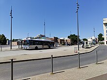 Gare routière, avec le bâtiment voyageurs en arrière-plan.