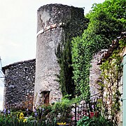 Tour d'angle sud-ouest du château, avril 2015.