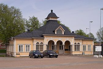 Handelsboden vid Skaraborgs regemente. Byggnaden uppfördes 1898 och var ursprungligen vaktpaviljong placerad på Axevalla hed. Flyttades till Skövde 1913.