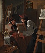Un joven artista observa un boceto en un espejo