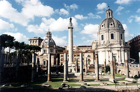 O Fórum de Trajano e as igrejas gêmeas, Santissimo Nome di Maria al Foro Traiano (dir.) e Santa Maria di Loreto (esq.).