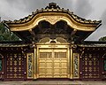 Porte dorée du sanctuaire shinto Ueno Tōshō-gū, à Tokyo, dans le parc d'Ueno (juin 2019).