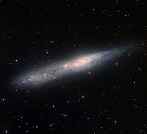 Spirální galaxie NGC 55 na širokoúhlém snímku z observatoře La Silla v Chile. Autor: ESO.