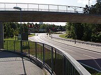 Infartsleden till Lidingö (nedre vägsträckningen på bilden) mot den första rondellen. Foto: Augusti 2009.