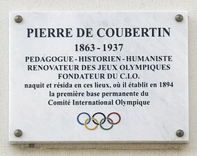 Plaque en hommage à Pierre de Coubertin au no 20.