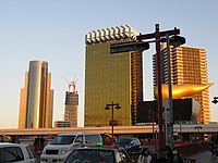 Gebouwen langs de Sumida (met de Tokyo Skytree in aanbouw)