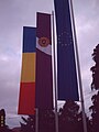 La bandera de la ciudad entre las banderas de Rumanía y de la Union Europea