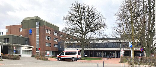 Das Hauptgebäude der Sana Kliniken Lübeck (Kronsforder Allee 71–73)