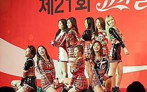 Twice "Like Ooh-Ahh" abestia antzeztu ondoren