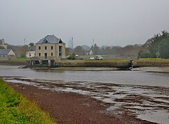 Port de Pont-l'Abbé, rive gauche : ancienne maison d'armateur équipée d'un quai.