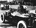 Peter de Paolo (im Wagen) und Giulio Ramponis beim GP von Italien in Monza am 6. September 1925; im Hintergrund der P2 #14 von Brilli-Peri.