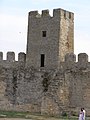 Turnul cu pisanie dintre cele două curți