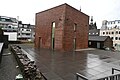 Blick von außen, links alte Mauer als Überrest der Synagoge