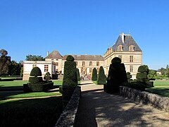 Allée menant à la basse cour.