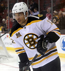 Photographie de Iginla avec le chandail blanc des Bruins.