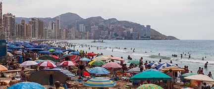 Vista dal mare la spiaggia di Levante di Benidorm