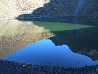 Das Sihlseeli unterhalb des Saaspasses. Im Spiegelbild ist die Senke des Saaspasses ersichtlich.