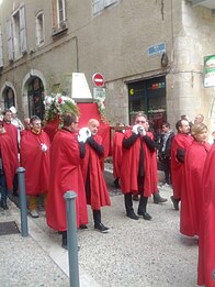 La procession rue du Château-du-Roi.