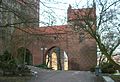 Brunnenturm mit zweibogiger Brücke außerhalb der Kernburg am Berghang