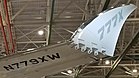 Boeing hat sich beim Design der Boeing 777X statt Winglets für eine um sieben Meter vergrößerte Spannweite entschieden, um im Betrieb Treibstoff zu sparen. Damit die Maschine mit dieser Spannweite auf die genormten Stellplätze der Gates passt, können die Flügelspitzen hochgeklappt werden. (Bild vom 13. März 2019) KW 24 (ab 13. Juni 2021)