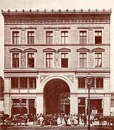 Das Vorderhaus an der Dorotheenstraße 29 um 1890, hinter der Durchfahrt ist der Eingang der Markthalle zu erkennen
