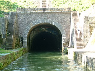 Voûte du canal de Bourgogne, tunnel rectiligne : depuis l'entrée de Pouilly, le point de lumière de l'entrée de Créancey.