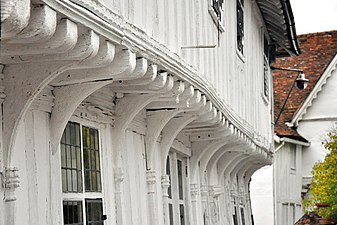 Maison à Lavenham, Suffolk. Le bois était cher lorsque cette maison a été construite. Les bois utilisables provenant de navires mis au rebut, ont été recyclés pour la construction de maisons. Cela explique les formes tordues des bâtiments à Lavenham. Certains bois intérieurs conservent de faibles peintures héraldiques de cette période.