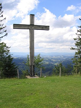 La croix sommitale.