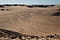 Auch im trockensten Teil der Wüste hat es irgendwann geregnet. Von Sturzwasser geformte Rinnen werden wegen des festen Sandbodens nicht durch den Wind verweht. Östlich von Wadi Halfa