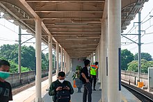 Peron pulau Stasiun Matraman, Jakarta.