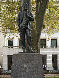 Sabino Aranaren estatua