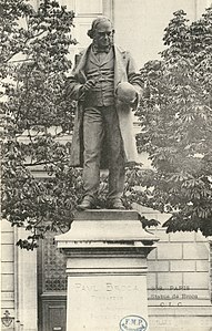 Statue de Paul Broca à Paris.