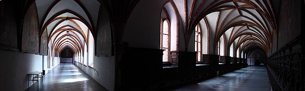 Pinturas góticas nas paredes dos claustros do antigo mosteiro cisterciense