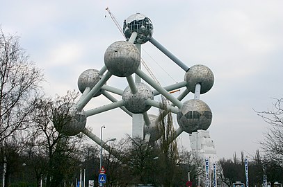 The Atomium at the start of the 2004–2006 renovation (5 February 2004)