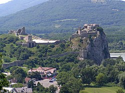 Pohled na hrad z masívu Devínské Kobyly