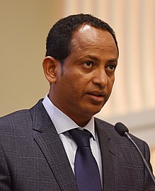 Photographie de Fitsum Arega, chef du Cabinet du Premier ministre éthiopien, un homme de couleur de peau noire aux cheveux noirs.