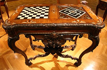 Una temprana mesa de juegos (Alemania, 1735) con ajedrez/damas (izquierda) y nine men's morris (derecha)