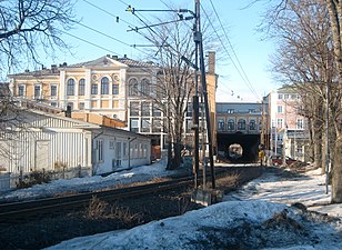 Ostkustbanan passerar rakt igenom centrala Hudiksvall.