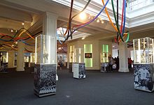 Exposition de torches olympiques dans un bâtiment.