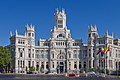 Depuis 2007 siège de la municipalité de Madrid, le Palais des communications a été construit en 1909 sur un projet de Antonio Palacios et Joaquín Otamendi pour Sociedad de Correos y Telégrafos de España, l'Hôtel des Postes de la ville.