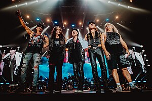 Scorpions v roce 2019, zleva: Rudolf Schenker, Paweł Mąciwoda, Klaus Meine, Matthias Jabs, Mikkey Dee