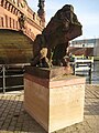 Zerstörte Original-Skulptur eines Greifs am Uferweg der Spree