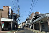 西川の河川舟運で発達した吉田地区の古くからのまちなみ（県道223号沿い）