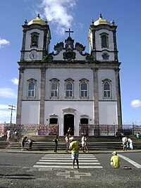 A Igreja Basílica do Senhor do Bonfim, localizada no bairro.