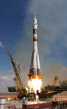 Lancement de Soyouz TMA-13 depuis le cosmodrome de Baïkonour en Russie, transportant, le 12 octobre 2008 vers la Station spatiale internationale, Iouri Lontchakov, Michael Fincke et le touriste spatial Richard Garriott. (définition réelle 2 592 × 4 235)