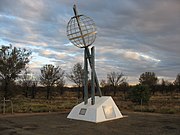 Monument que marca el tròpic de Capricorn al nord d'Alice Springs, Territori del Nord