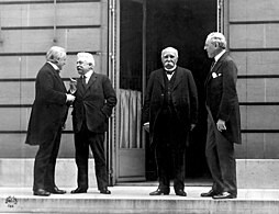 الأربعة الكبار في مؤتمر باريس للسلام (من اليسار إلى اليمين: لويد جورج - فيتوريو إمانويلي أورلاندو - جورج كليمنصو - وودرو ويلسون)
