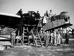 Ремонт на двигателите на бомбардировач Dornier Do-11D (Самолет 7028 „Прилеп“). Летище Божурище, 1938 г.